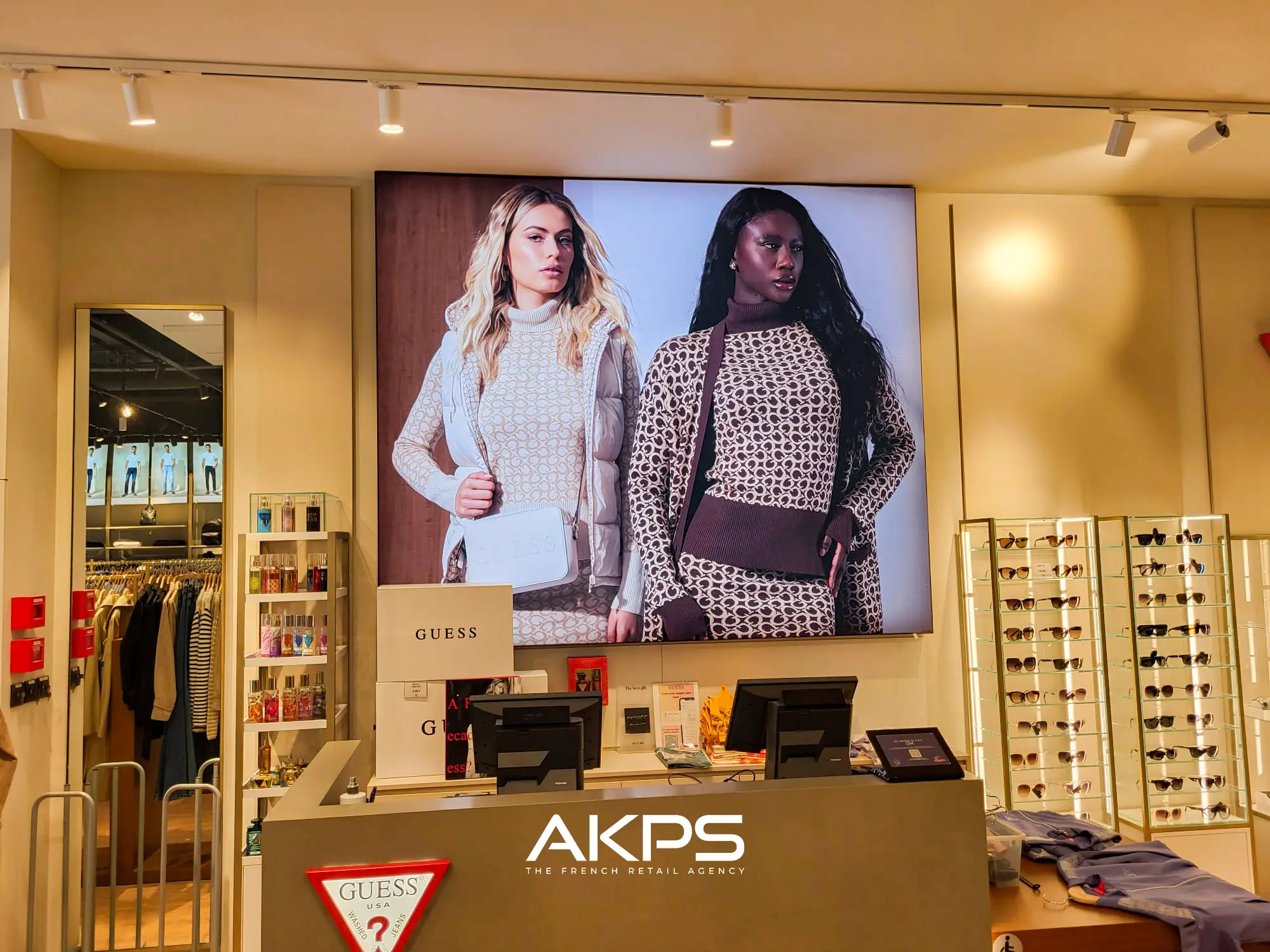 installateur plv display pret porter vetement guess mode agence publicite magasin europe france paris merchandising akps