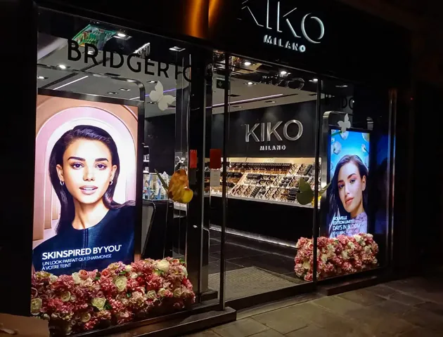 audit et installation vitrine lettrage paris magasin mode akps agence france europe retail design vitrine kiko milano