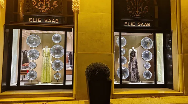 installation vitrine plv stands elie saab